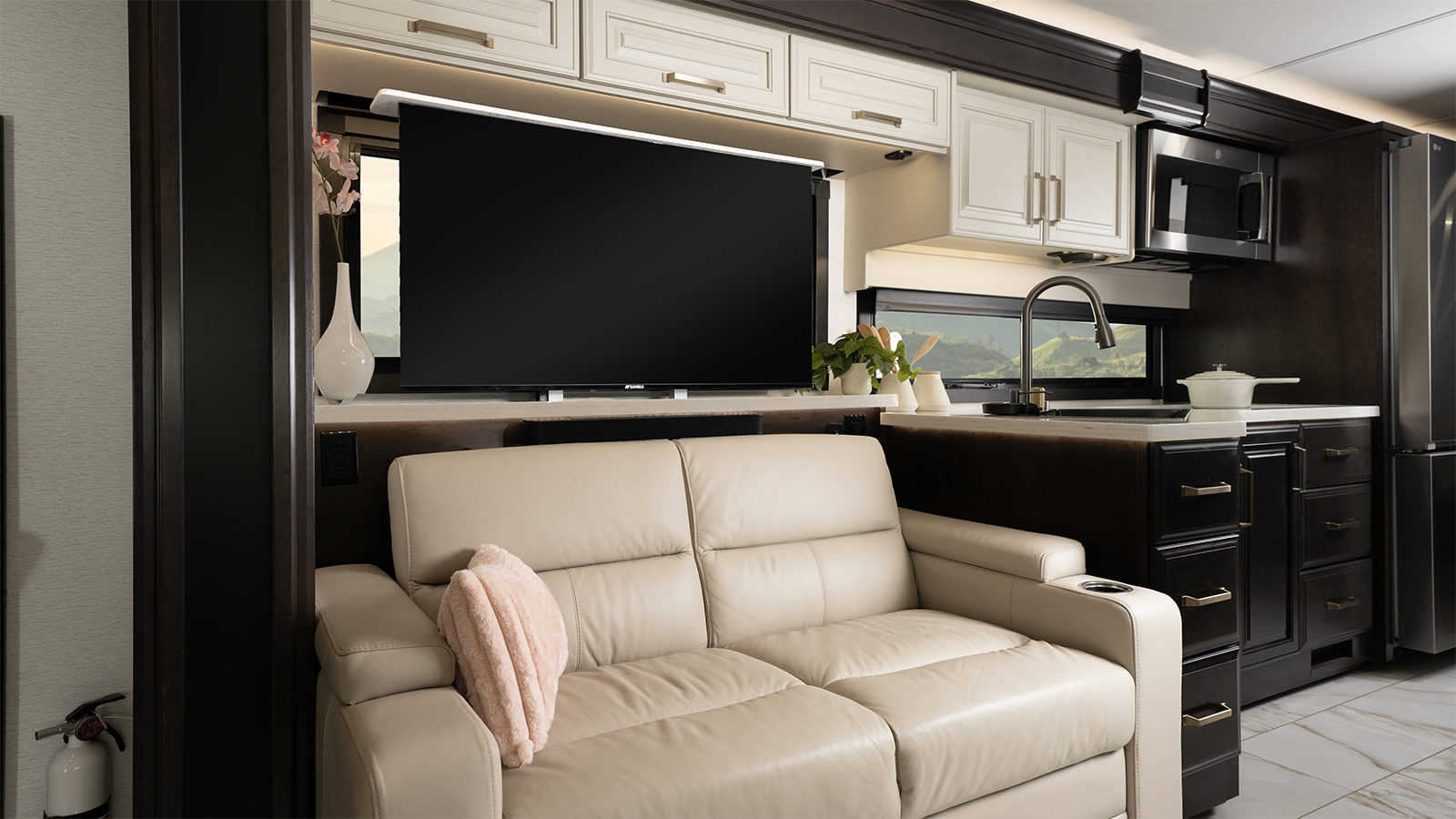 MY27_Accolade XL_TV seating_WEB.jpg