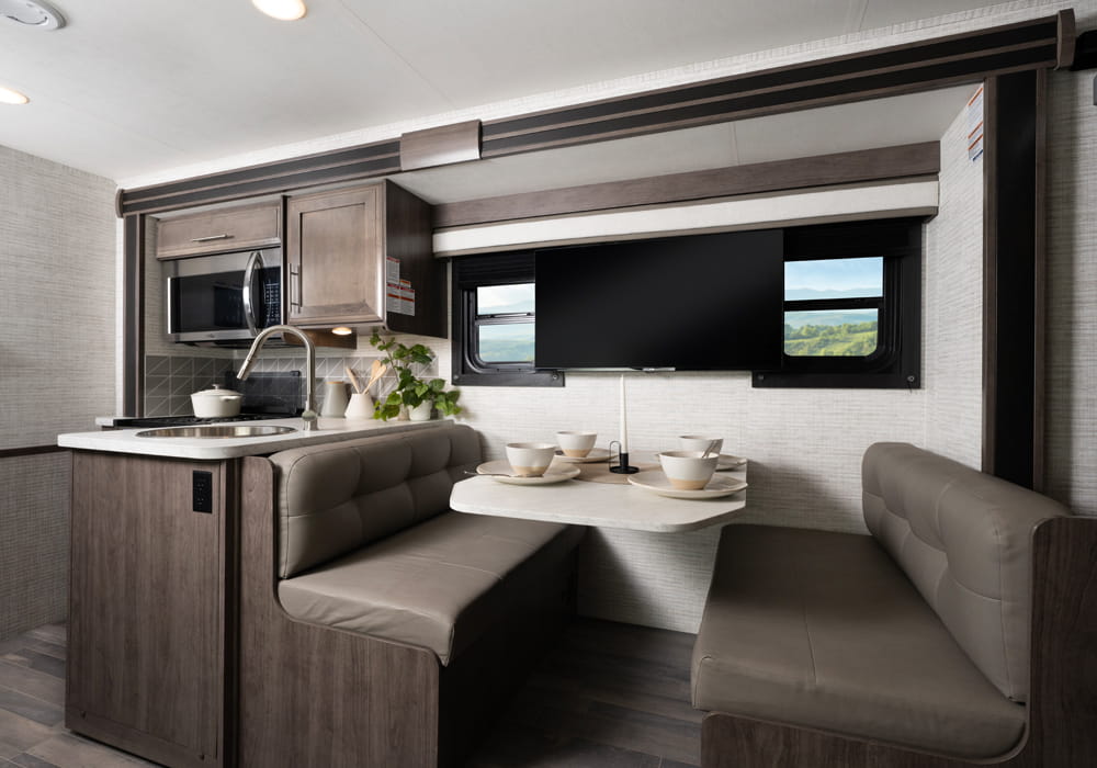 Entegra Coach Vision SE dinette and entertainment area