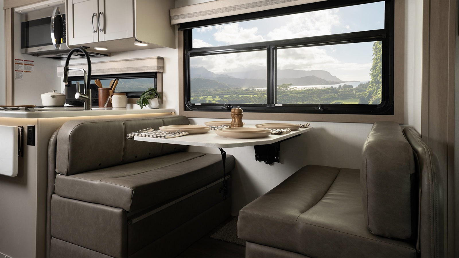 MY27 Greyhawk XL 32U Dinette WEB (1)