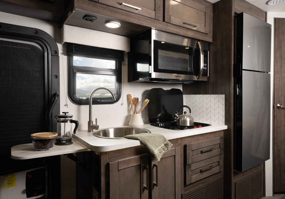 Entegra Coach Qwest SE kitchen