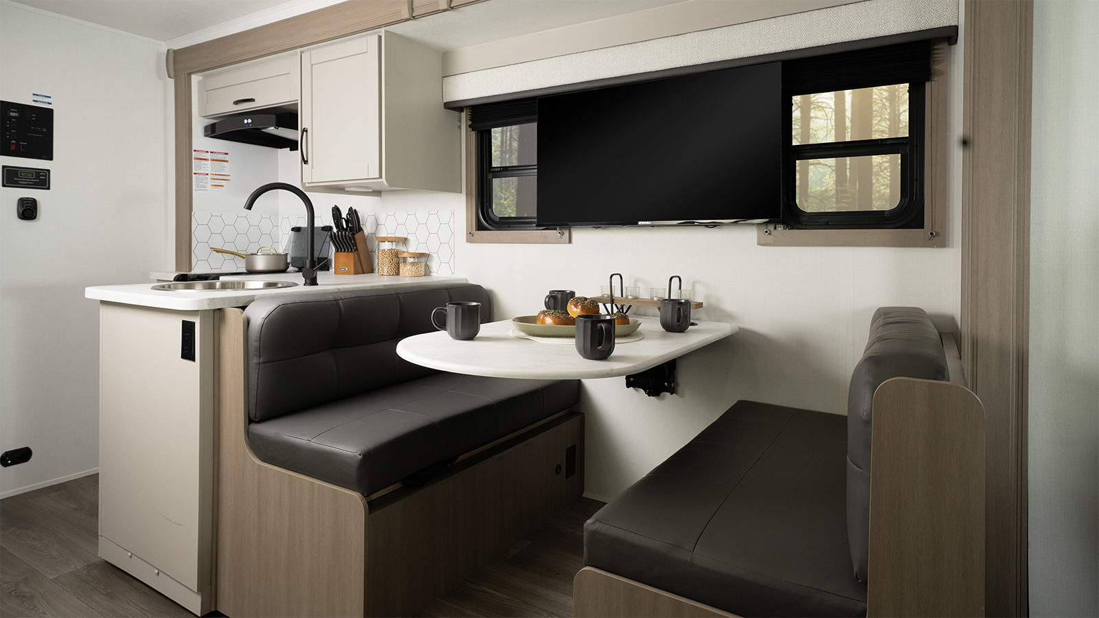 MY27 Vision SE 27 ASE Dinette WEB (1)