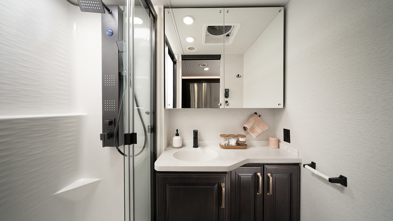 MY27 Accolade XL Bath WEB