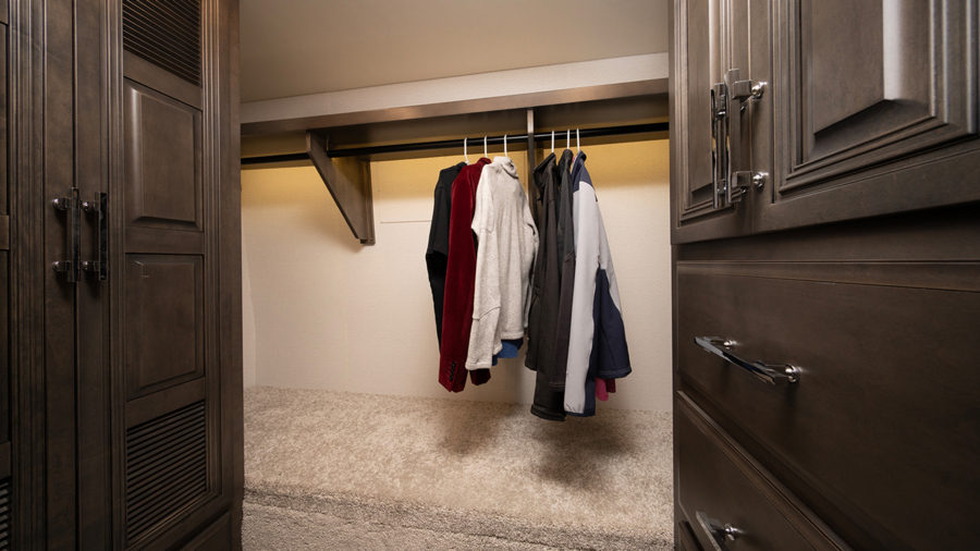 2026 Anthem - MY26 Anthem walk in closet WEB(1)