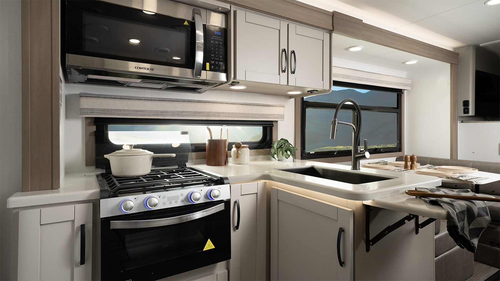 MY27 Greyhawk XL 32U Kitchen WEB (1)