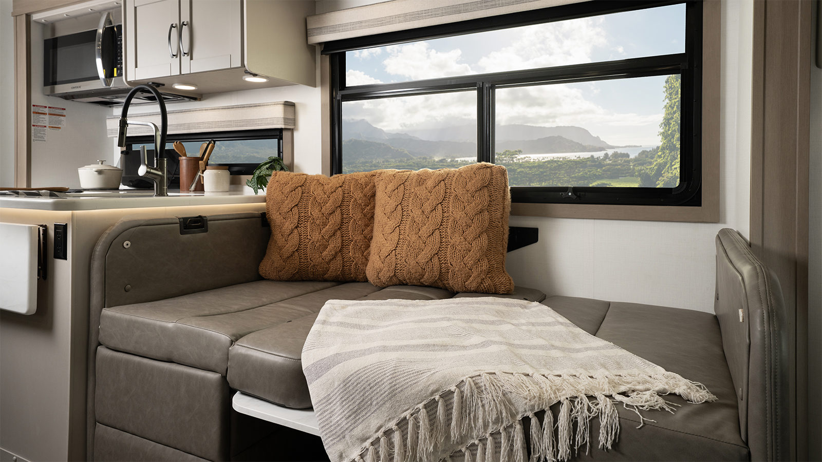 MY27 Greyhawk XL 32U Dinette Bed WEB